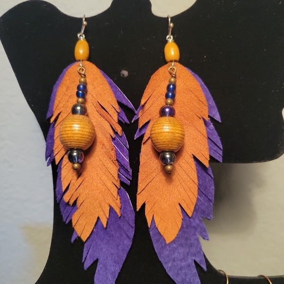 4 pairs of fish hook feather earrings - Picture 7 of 8